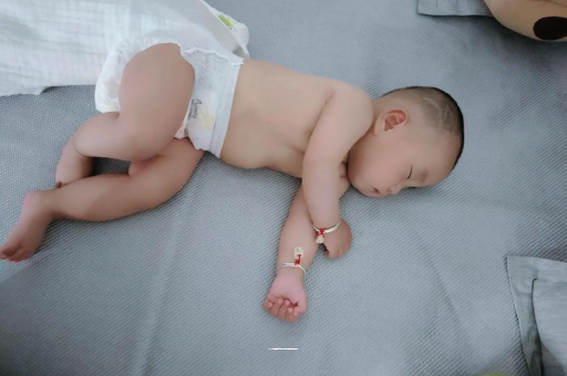 运城宝宝睡觉爱翻身